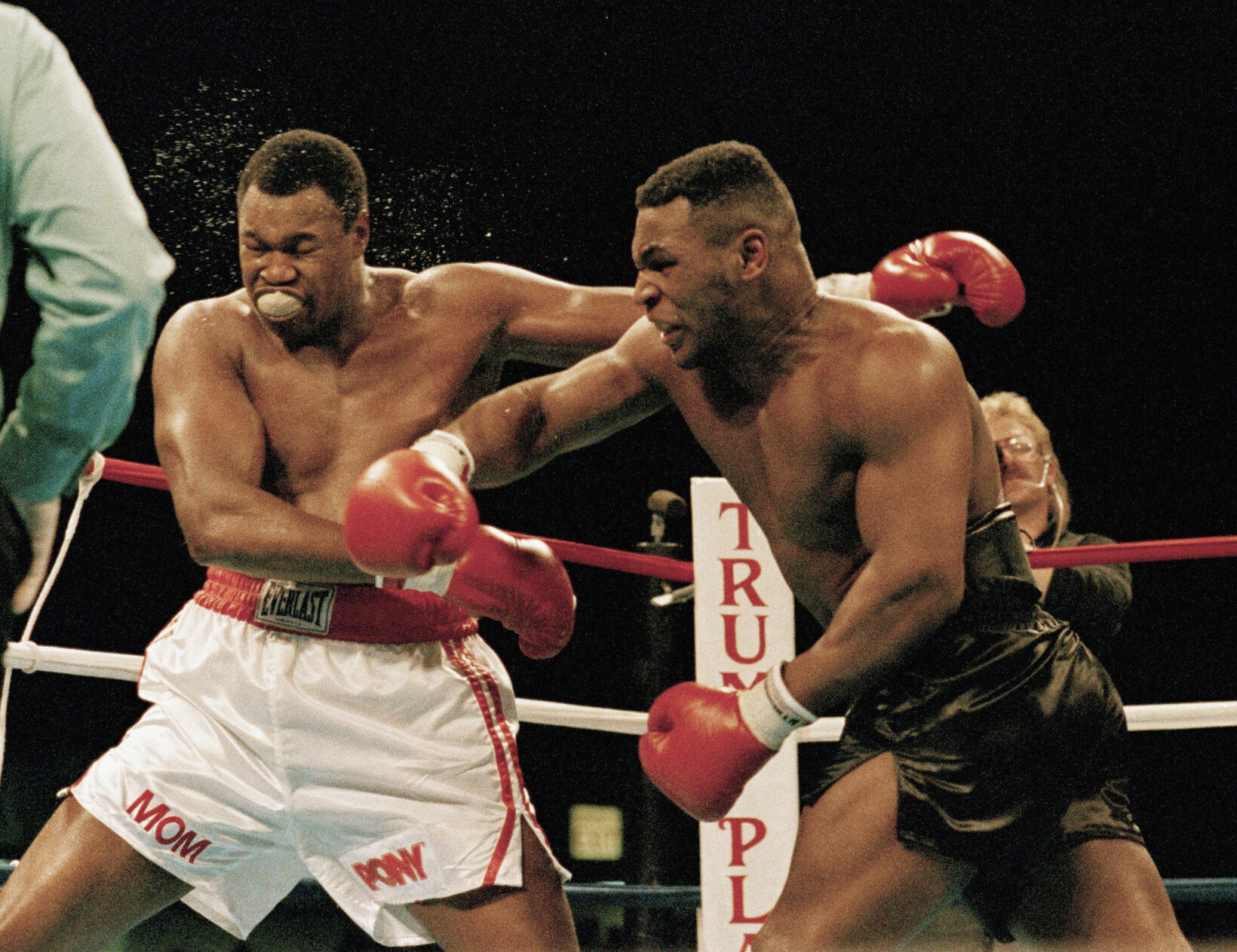 1988: Mike Tyson knocks out Larry Holmes to retain his world heavyweight title